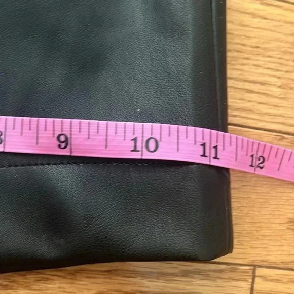 ❤️2/$50❤️[XS]Vero Moda Paulina  Faux Leather Wide Leg Black Burmuda Shorts - Picture 10 of 10